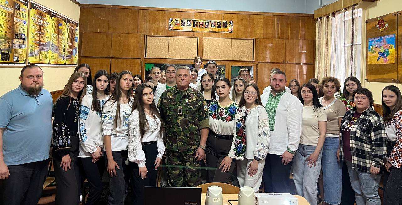 Мужність, честь і незламність: у коледжі вшанували Героїв України